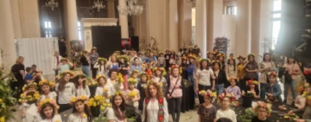 Sute de elevi prahoveni au învățat să creeze coronițe, la Școala de Flori