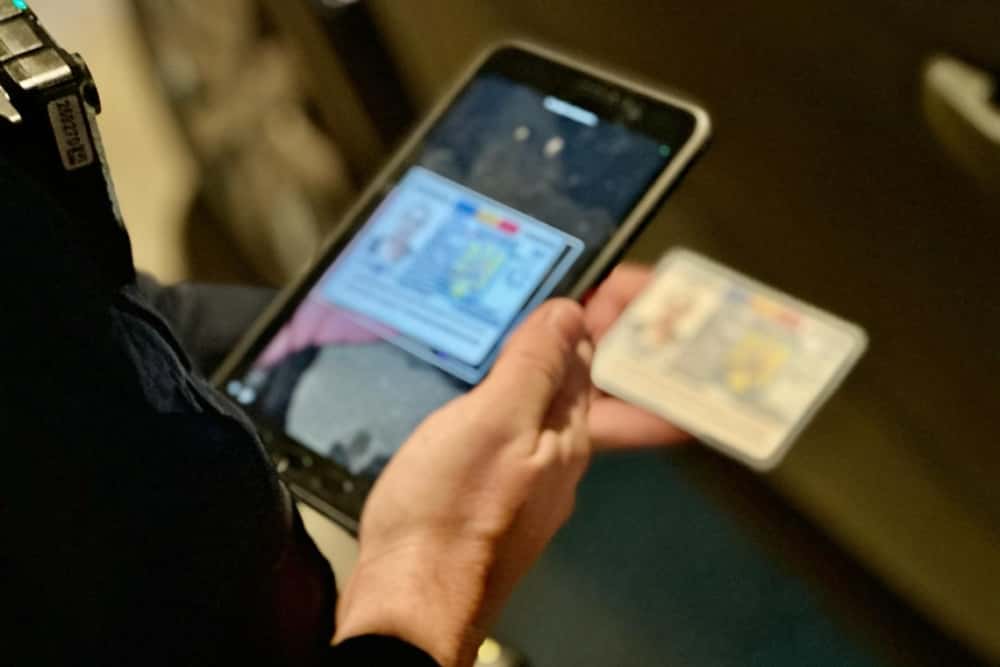 e-DAC, o nouă aplicație de verificare a documentelor, folosită de polițiștii prahoveni în timpul acțiunilor de control din noaptea de sâmbătă spre duminică