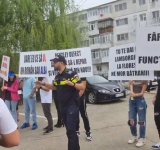 Protest la Plopeni, în fața blocului unde are domiciliul de flotant Iulian Dumitrescu, ”baronul” liberal cercetat de DNA, dar care vrea din nou la conducerea CJ Prahova