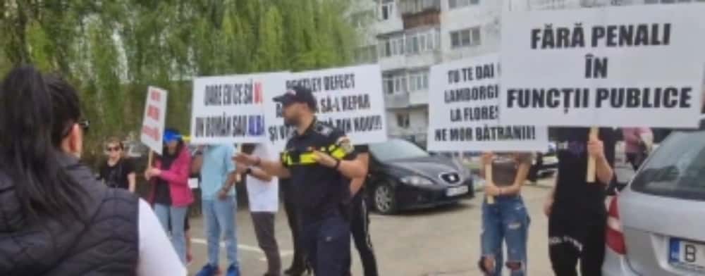 Protest la Plopeni, în fața blocului unde are domiciliul de flotant Iulian Dumitrescu, ”baronul” liberal cercetat de DNA, dar care vrea din nou la conducerea CJ Prahova
