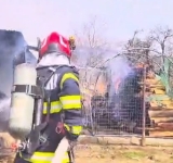 Incendiu la Coada Malului, comuna Măgurele. Intervenție dificilă a pompierilor din cauza vântului