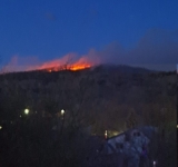 Un incendiu de proporții în apropiere de Slănic. Localnicii se tem că vântul va provoca un dezastru!