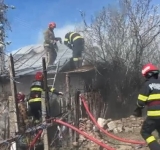 O casă din Colceag a fost cuprinsă de flăcări. Pompierii au intervenit cu două autospeciale
