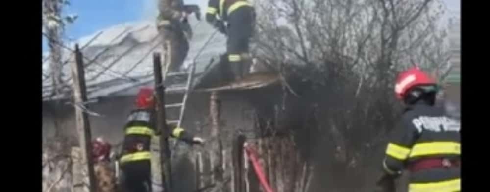 O casă din Colceag a fost cuprinsă de flăcări. Pompierii au intervenit cu două autospeciale