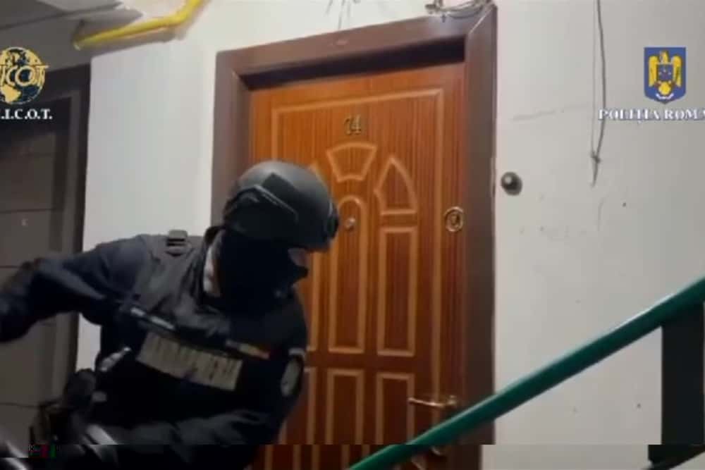 Mascații nu sună niciodată de două ori! Prahoveni suspectați de trafic de droguri, treziți cu ”berbecul” de trupele speciale