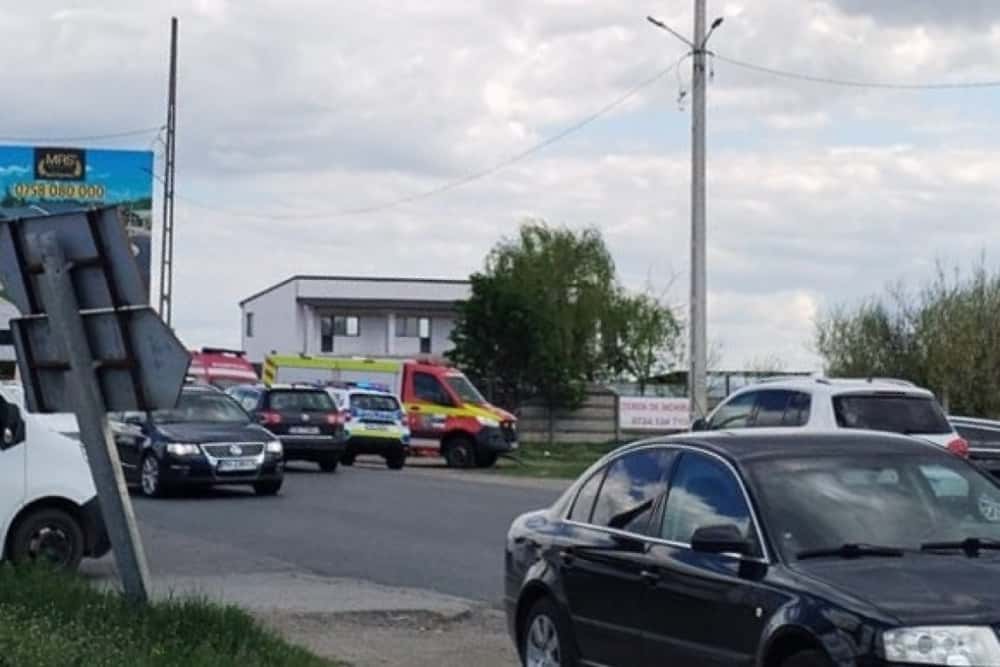 Accident pe DN72, la Brătășanca. Un autoturism a intrat în două indicatoare rutiere