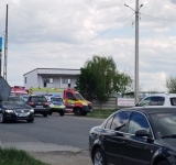 Accident pe DN72, la Brătășanca. Un autoturism a intrat în două indicatoare rutiere