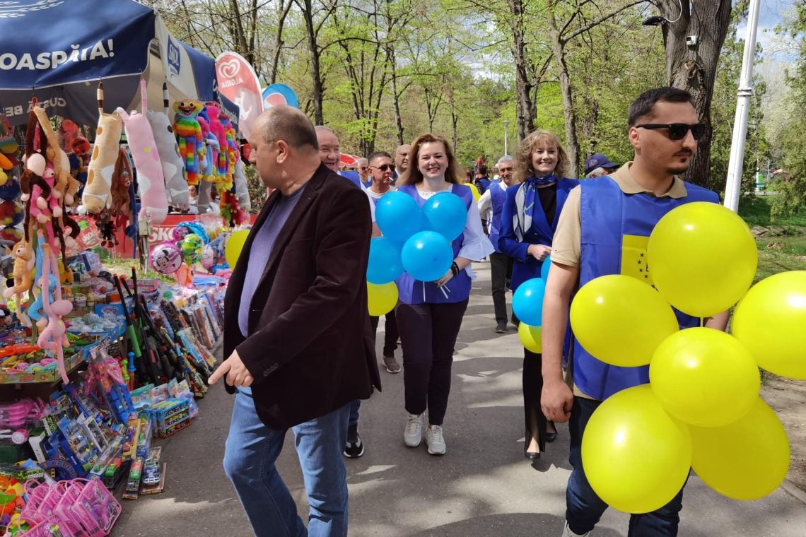 Liberalii ploieșteni au blocat și s-au blocat! Din cauza propriilor consilieri locali, au stat o oră în trafic să ajungă la Parcul Bucov, unde au împărțit balonașe
