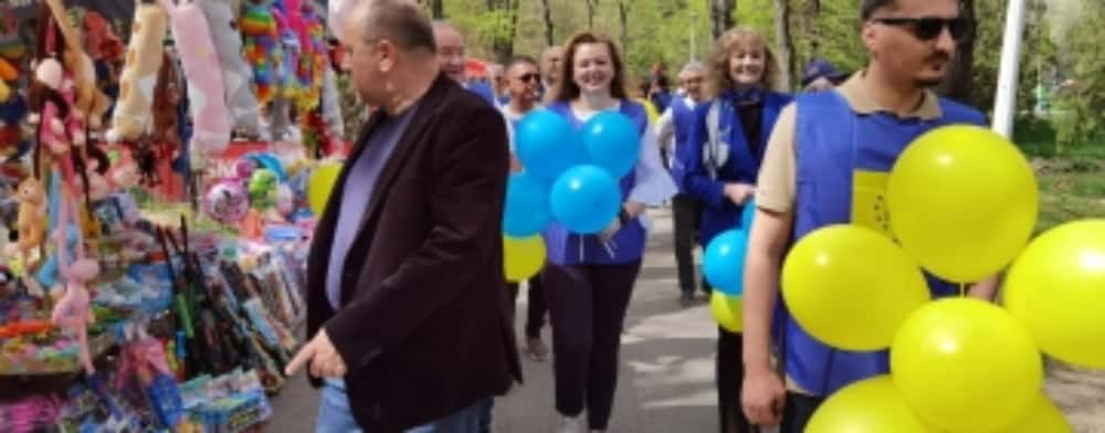 Liberalii ploieșteni au blocat și s-au blocat! Din cauza propriilor consilieri locali, au stat o oră în trafic să ajungă la Parcul Bucov, unde au împărțit balonașe