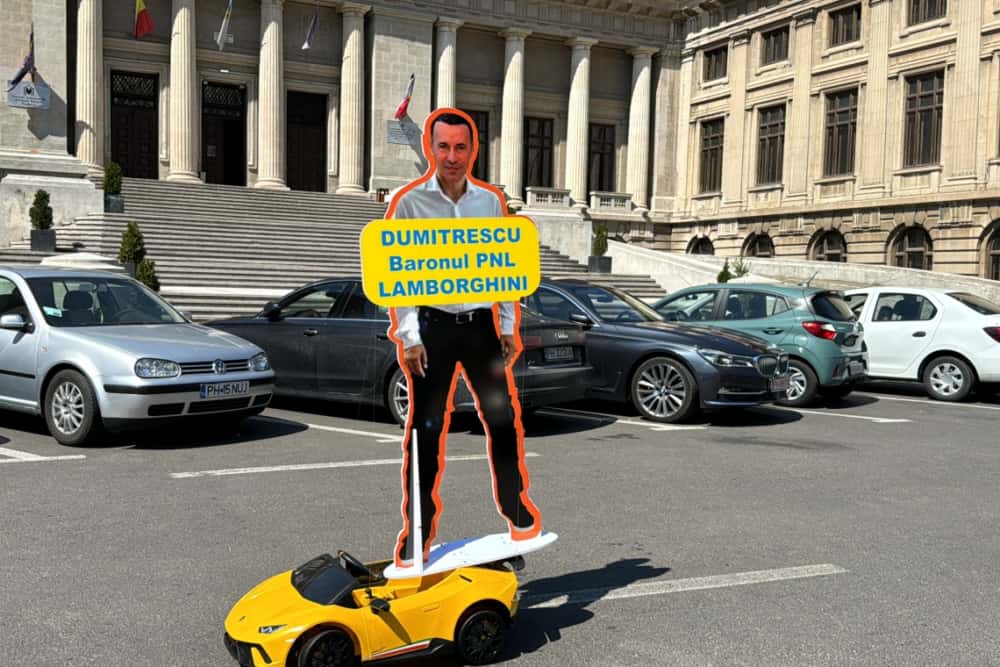 Un nou protest împotriva lui Iulian Dumitrescu: o machetă a ”baronului cu Lamborghini” plimbată în fața Consiliului Județean Prahova