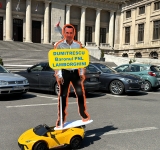 Un nou protest împotriva lui Iulian Dumitrescu: o machetă a ”baronului cu Lamborghini” plimbată în fața Consiliului Județean Prahova