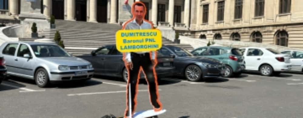 Un nou protest împotriva lui Iulian Dumitrescu: o machetă a ”baronului cu Lamborghini” plimbată în fața Consiliului Județean Prahova