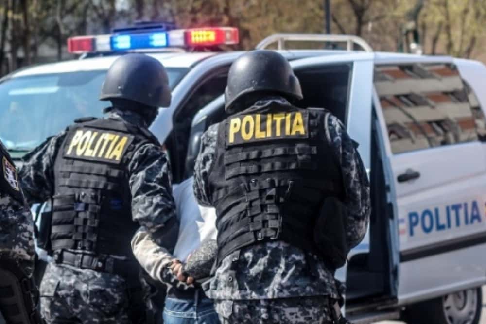 Șapte bărbați din Vălenii de Munte, "călcați" de mascați, după un conflict într-o parcare din oraș