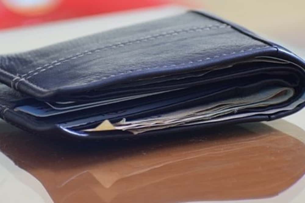 Un escroc ”englez” a păcălit o ploieșteancă, furându-i 200 de lei sub pretextul studierii bancnotelor românești