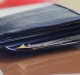Un escroc ”englez” a păcălit o ploieșteancă, furându-i 200 de lei sub pretextul studierii bancnotelor românești