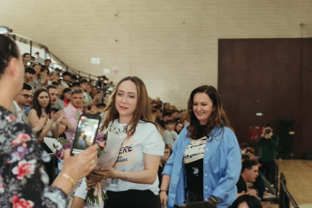 Natalia Intotero, ministrul Familiei, alături de caravana ”Fără bariere - TOT adevărul despre droguri”, la întâlnirea cu tinerii din Ploiești