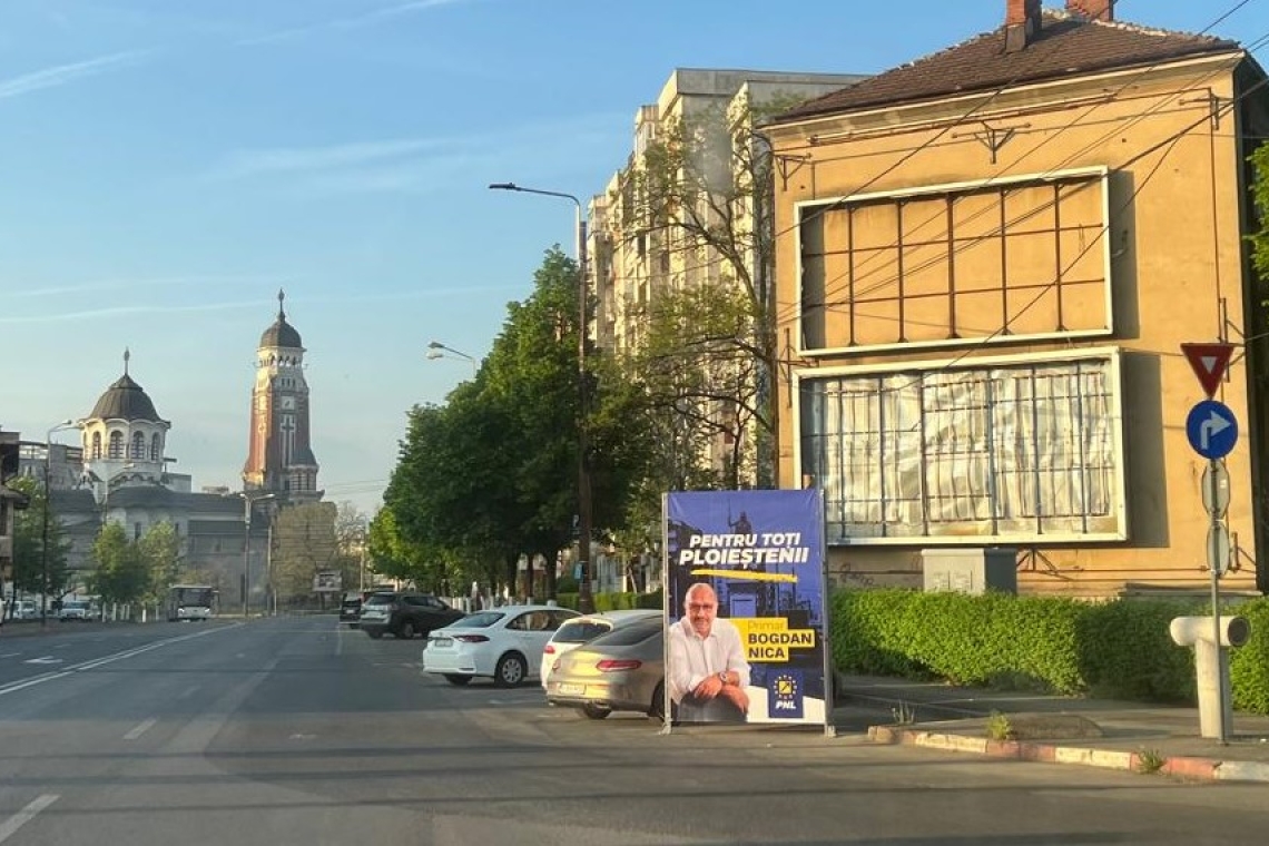 Panouri electorale ale liberalului Bogdan Nica - montate în ciment, pe locuri de parcare din Ploiești!