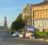 Panouri electorale ale liberalului Bogdan Nica - montate în ciment, pe locuri de parcare din Ploiești!