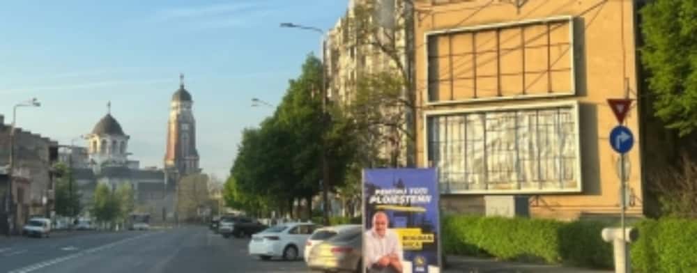 Panouri electorale ale liberalului Bogdan Nica - montate în ciment, pe locuri de parcare din Ploiești!