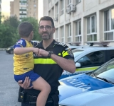 Un băiețel de 5 ani a fost găsit de polițiștii ploieșteni, după ce s-a pierdut de părinți