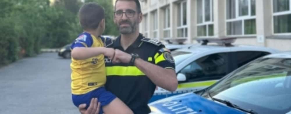 Un băiețel de 5 ani a fost găsit de polițiștii ploieșteni, după ce s-a pierdut de părinți