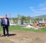 Primarul liberal al comunei prahovene Bălțești, aflat sub control judiciar - în campanie printre morminte, braț la braț cu preotul din sat