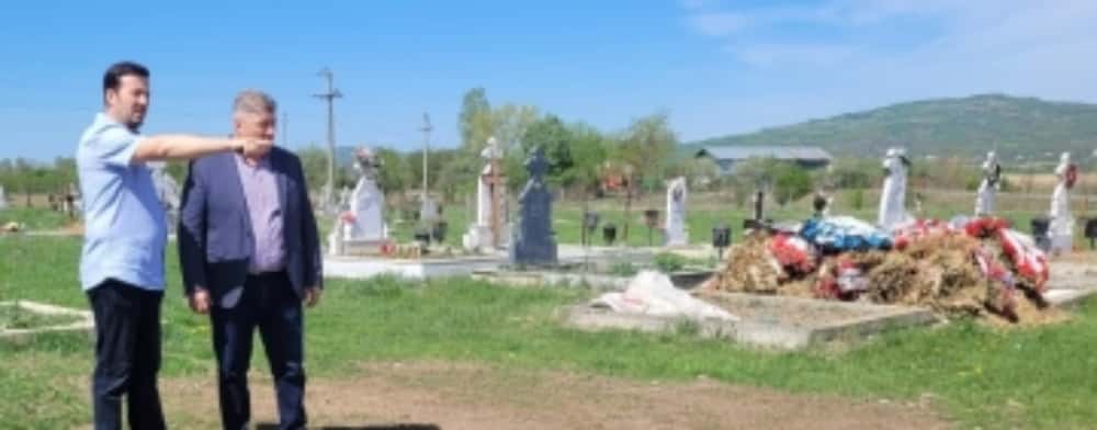 Primarul liberal al comunei prahovene Bălțești, aflat sub control judiciar - în campanie printre morminte, braț la braț cu preotul din sat