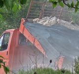 Ploiești/ Deșeuri din demolări, deversate din remorca autoutilitarei la marginea drumului, în cartierul Bereasca (FOTO)