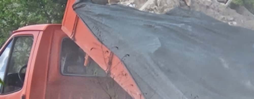 Ploiești/ Deșeuri din demolări, deversate din remorca autoutilitarei la marginea drumului, în cartierul Bereasca (FOTO)