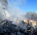 Casă mistuită de flăcări în comuna Ștefești