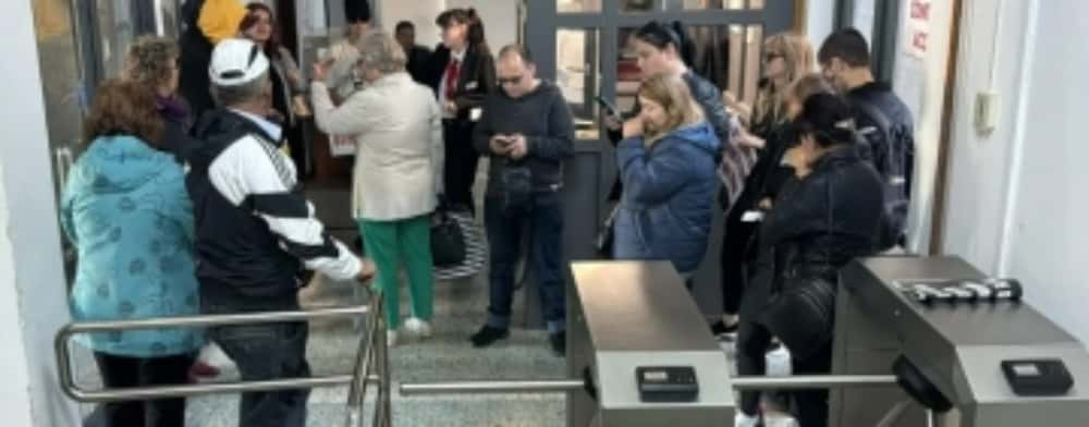 Protest spontan la sediul BEJ Prahova împotriva candidaturii lui Iulian Dumitrescu la președinția Consiliului Județean