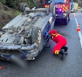Un autoturism s-a răsturnat pe DN1, la Azuga. Șoferul a scăpat (aproape) nevătămat