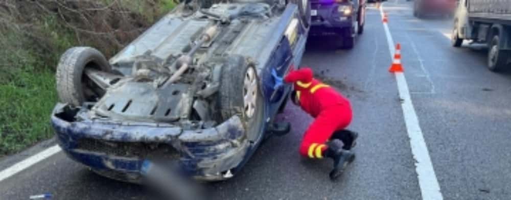 Un autoturism s-a răsturnat pe DN1, la Azuga. Șoferul a scăpat (aproape) nevătămat
