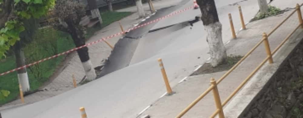 UPDATE/ O stradă din orașul Slănic s-a prăbușit! Primarul Costea Daneluș vorbește despre o ”cavernă” sub asfalt