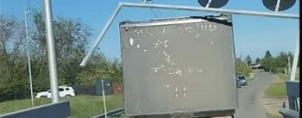 Limitatorul de înălțime al podului de la Pantazi, peste râul Teleajen, rupt de un autocamion cu număr de Galați