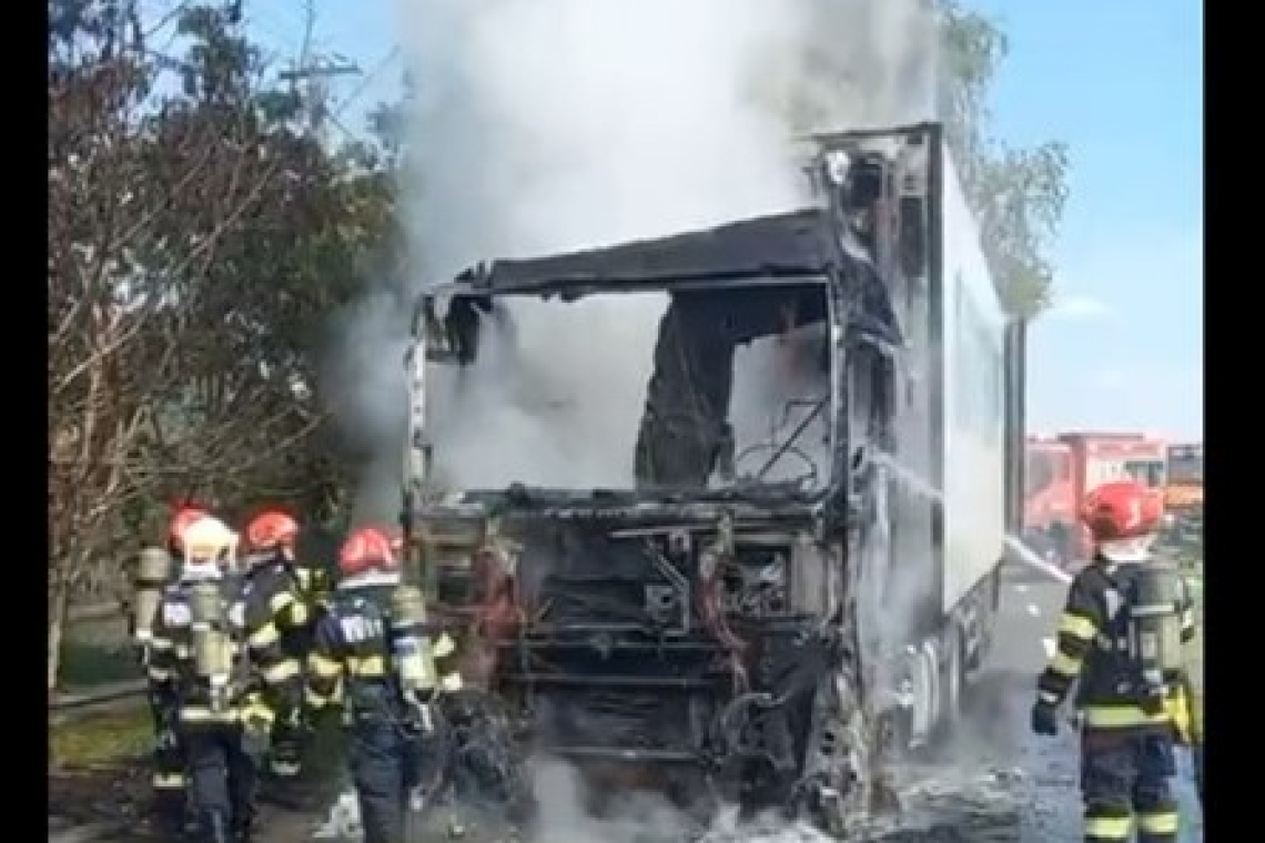 Camion cuprins de flăcări în comuna Valea Călugărească