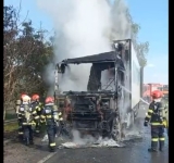Camion cuprins de flăcări în comuna Valea Călugărească