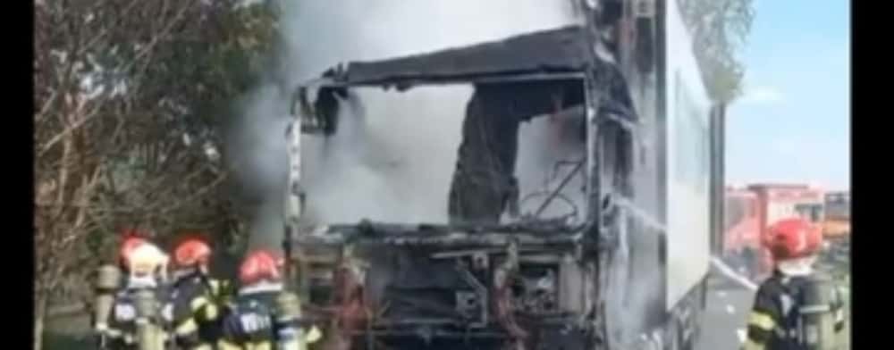 Camion cuprins de flăcări în comuna Valea Călugărească