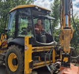 Ionuț Popa, primarul comunei Tătaru, s-a urcat și pe buldoexcavator! Cu un utilaj special, a tăiat vegetația crescută pe marginea drumurilor