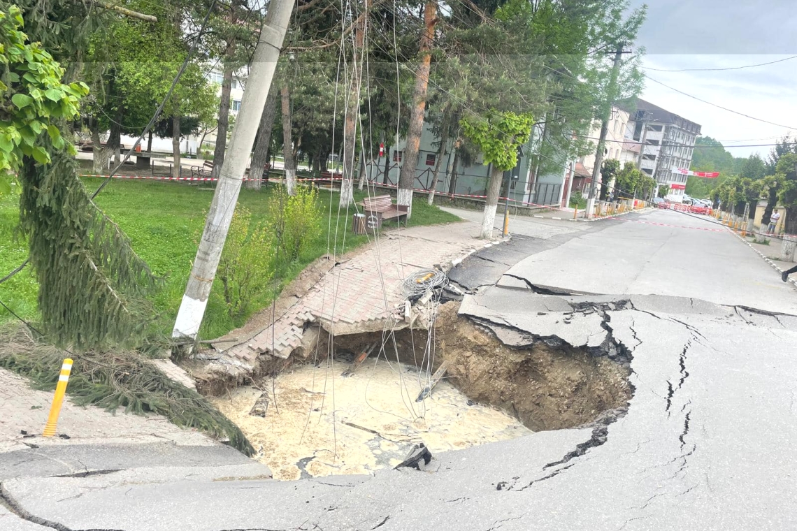 Măsuri suplimentare de evacuare în Slănic, din cauza craterului apărut pe strada 23 August. Mesajul Prefecturii Prahova