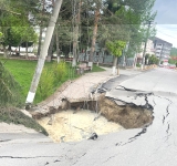 Măsuri suplimentare de evacuare în Slănic, din cauza craterului apărut pe strada 23 August. Mesajul Prefecturii Prahova