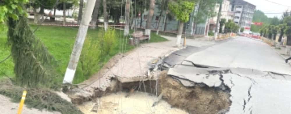 Măsuri suplimentare de evacuare în Slănic, din cauza craterului apărut pe strada 23 August. Mesajul Prefecturii Prahova