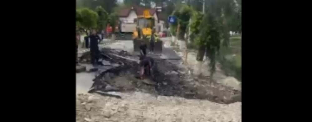 Groapa din Slănic a fost umplută cu pietriș. Anunțul prefectului Emil Drăgănescu
