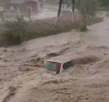 Trei mașini au fost luate de viitură la Vâlcănești - VIDEO