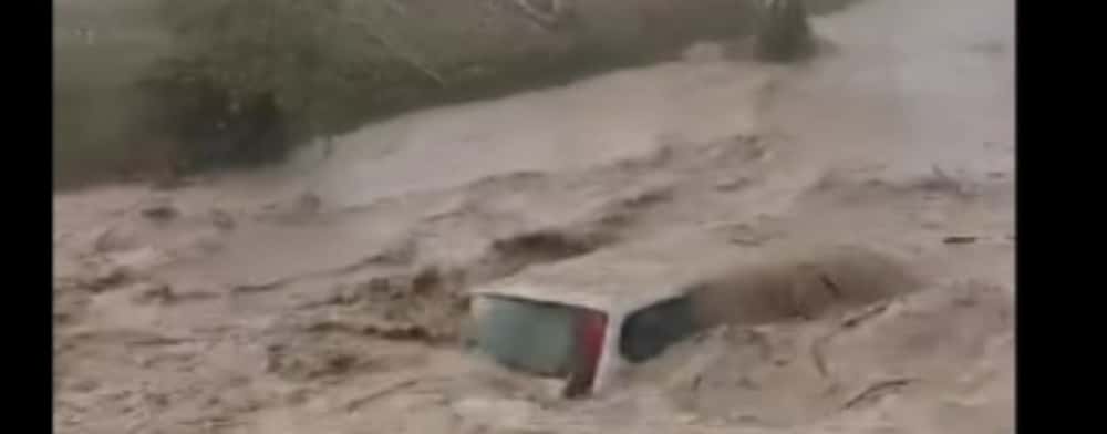 Trei mașini au fost luate de viitură la Vâlcănești - VIDEO
