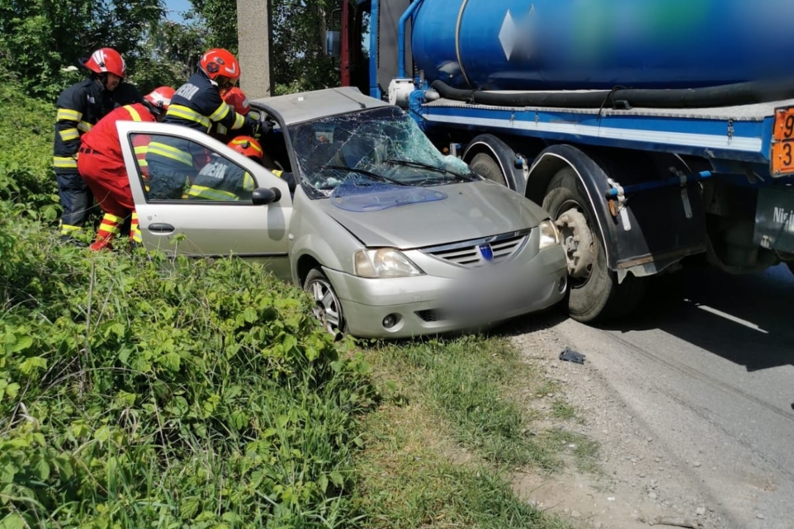 UPDATE/ Grav accident rutier, pe un drum județean din Prahova: coliziune între o cisternă și un autoturism. A fost solicitat și elicopterul SMURD