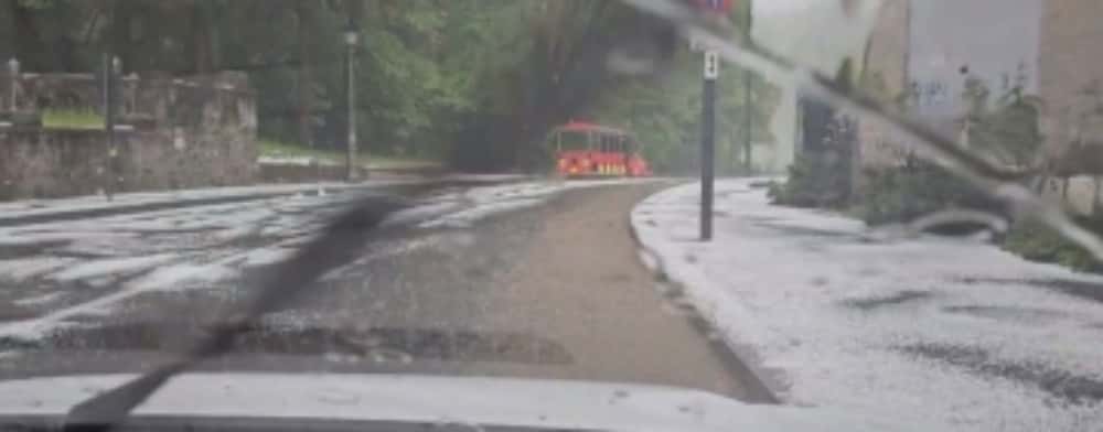 După inundațiile din a doua zi de Paște, furtună cu grindină la Sinaia!
