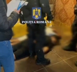 Polițiștii l-au prins pe tânărul suspectat că a agresat sexual o femeie, în scara unui bloc din Ploiești