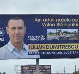 Minciuna merge mai departe! Dumitrescu și-a montat panouri electorale cu mesajul: ”Am adus gaze pe Valea Slănicului!”/ Consilierul județean Rareș Enescu a răbufnit: ”Care gaze?”