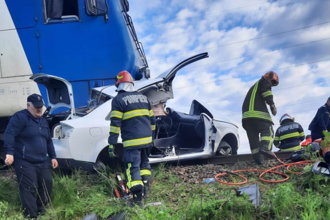 Autoturism lovit în plin de un tren de călători, la o trecere la nivel cu calea ferată